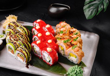 Siyah arka planda çubukları olan zarif suşi çeşidi, menü tasarımı için mükemmel.