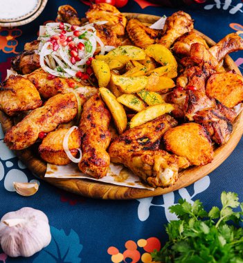 Canlı ızgara tavuk, baharatlı patates ve taze salata. Toplamak için mükemmel.