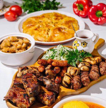 Geleneksel Doğu Avrupa yemekleriyle dolu canlı bir masa, mutfak temaları için mükemmel.