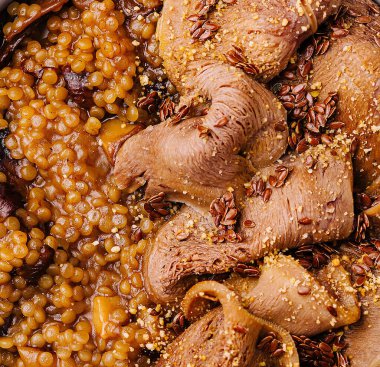 Besleyici bir tabak mercimek yahnisi ve et. Sağlıklı bir yemek için mükemmel.