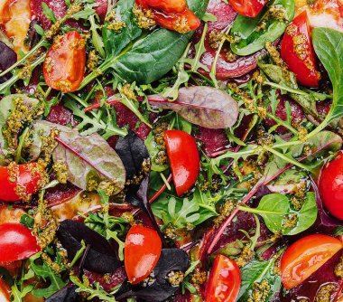 Salamlı pizza, domates ve roka soslu fesleğen.