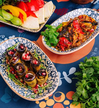 Taze sebzelerle yapılan çeşitli sağlıklı ve renkli yemeklerin yer aldığı canlı ve lezzetli geleneksel Akdeniz mutfağını deneyin. Bitkiler. Dolmalık biber. Domates. Tofu.