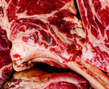 Yüksek kaliteli görüntü mermerle bir dizi çiğ et kesimi sergiliyor