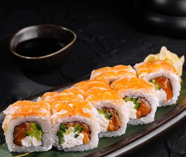 Wasabi, zencefil ve soya sosuyla servis edilen enfes somon suşi ruloları.