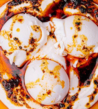 Baharatlı soslu lezzetli haşlanmış yumurta manzarası.