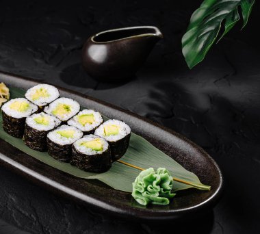 Avokado suşi dürümü, wasabi ve zencefil ile servis edilir.