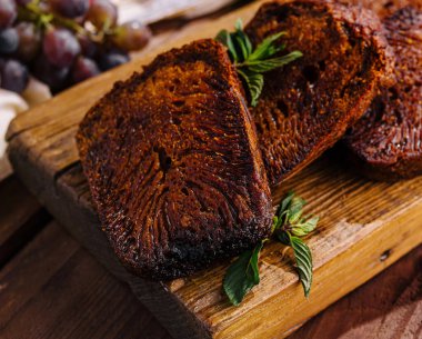 Yeni pişmiş taze otlu brovniler ve kırsal bir panoda üzümlerle servis edilen...