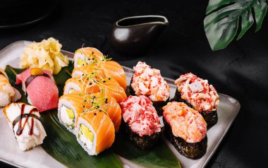 Soya sosu ve yemek çubuklarıyla servis edilen canlı suşi seçimi.