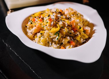 Beyaz tabakta karidesli İtalyan pilavı.