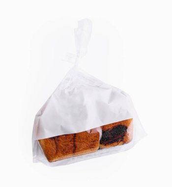 Beyaz arka planda izole edilmiş plastik torbalarda bir somun ekmek.