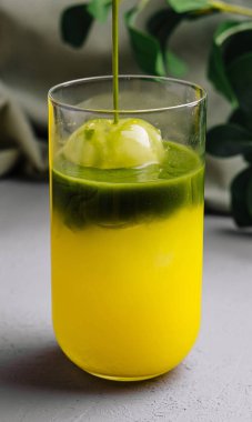 Modern mutfak tezgahında bir kepçe buzlu canlı bir limonata.