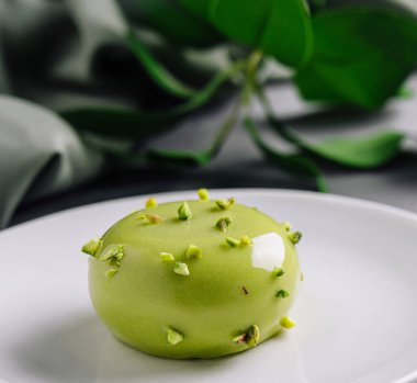 Fıstıklı tatlıyı modern gri arkaplana yakın yerleştirin.