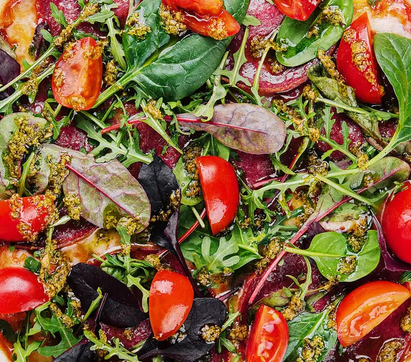 Salamlı pizza, domates ve roka soslu fesleğen.