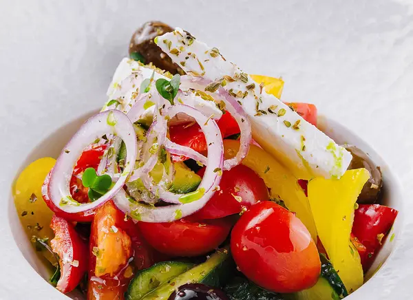 Salada Tradicional Grega Com Queijo Feta Azeitonas Legumes Servida Uma Imagens Royalty-Free