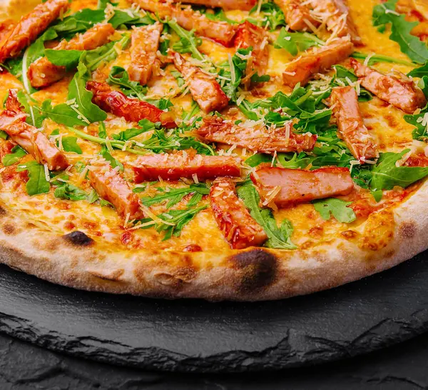 Świeżo Upieczona Pizza Wędzonym Łososiem Rukolą Serem Ciemnej Powierzchni Łupkowej Obrazy Stockowe bez tantiem