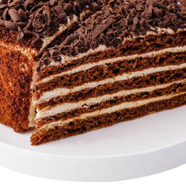 Üzerinde çikolata parçacıkları olan çok katmanlı çikolatalı pasta dilimi, beyaz bir arka planda izole edilmiş.