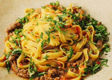 Etli ve domates soslu bolonez soslu yumurtalı tagliatelle.