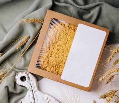 Buğday kulaklı, taze pişmiş elmalı turta.