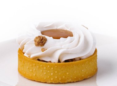 Fındıklı, beyaz arka planda izole edilmiş vanilyalı tart.