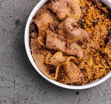 Besleyici bir tabak mercimek yahnisi ve et. Sağlıklı bir yemek için mükemmel.