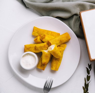 Soslu ev yapımı böreklerin zarif sunumu.