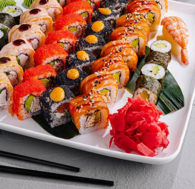 Şatafatlı suşi çeşitleri kutlamalar için mükemmel.