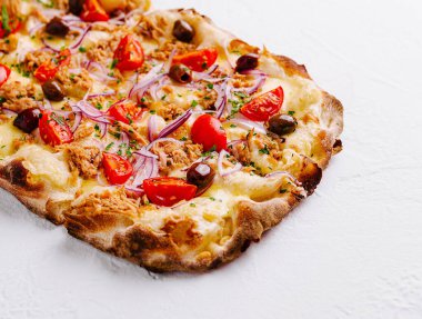 Taze pişmiş ton balıklı, domatesli, zeytinli ve soğanlı pizza.