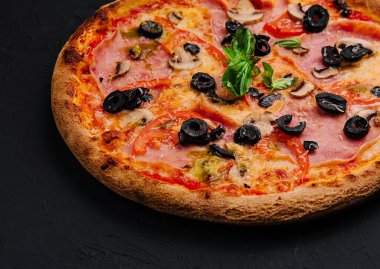 Jambonlu ve siyah zeytinli iştah açıcı Sicilyalı pizza.