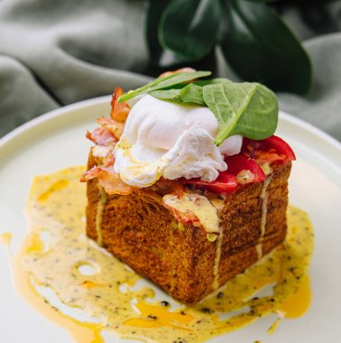 Lezzetli bir Fransız tostu ve haşlanmış yumurta ve taze fesleğenle birlikte nefis bir brunch.