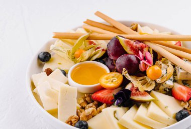 Çeşit çeşit peynirli, meyveli, fındıklı ve ballı zarif peynir tahtası. Eğlenmek için ideal.