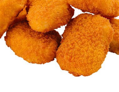 İştah açıcı kızarmış tavuk nuggetları saf beyaz arka planda düzgünce dizilmiş.