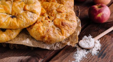 Elma ve erikli taze elmalı turtalar, köy mutfağında servis yapmaya hazır.