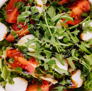 Kiraz domatesli Chorizo salatası, mozzarella ve roka üstten manzaralı.