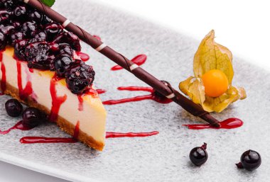 Frenk üzümü reçelli klasik New York usulü cheesecake