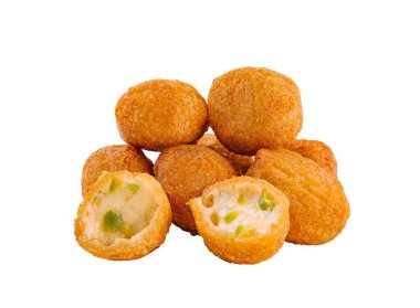 Beyaz arka planda izole edilmiş taze pişmiş Brezilya peynirli ekmek yığını.