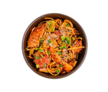 Tavuk, şehriye ve taze sebzeler içeren lezzetli kızartmalar, beyaz arka planda izole edilmiş.