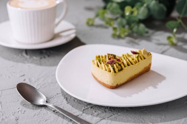 Sıcak bir tabakta bir fincan kahveyle nefis bir fıstıklı tatlı