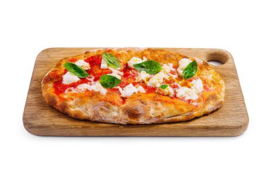 Tahta servis tahtasında fesleğen ve mozzarella peynirli klasik margherita pizzası.