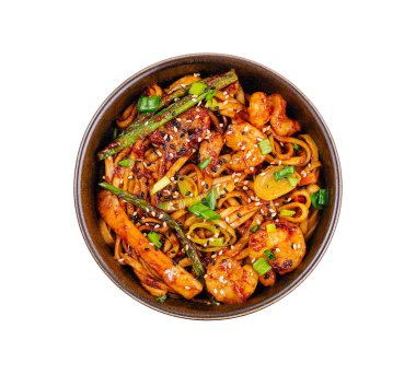 Lezzetli bir kase kızarmış eriştenin beyaz karides ve sebzelerle izole edilmiş görüntüsü.