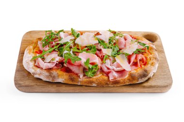 Lezzetli prosciutto ve roka pizzası ahşap bir tahtada servis ediliyor, beyaz bir arka planda izole edilmiş.