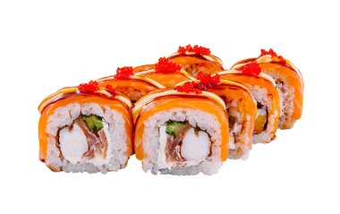 Japon mutfağı - somon, avokado, krem peynir ve tobiko ile suşi rulosu, beyaz üzerine izole edilmiş.