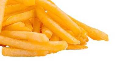 Temiz beyaz bir arka planda bir yığın lezzetli ve çıtır patates kızartması.