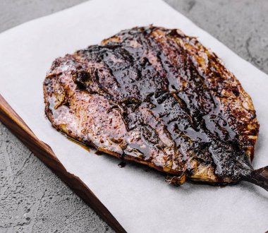 Tahtada nefis ızgara balık, sağlıklı bir yemek için mükemmel.