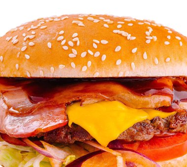 Ağız sulandıran çizburger, pastırma, peynir ve beyaz üzerine izole edilmiş taze sebzeler.