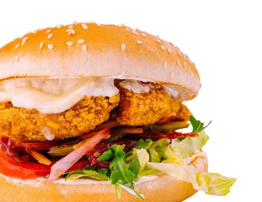 Taze soslu leziz tavuk burger ve beyaz arka planda kremalı sos.