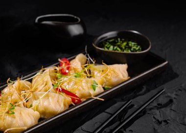 Baharatla süslenmiş Asya hamur köftelerinin lezzetli sunumu tat alma tomurcuklarını cezbetmeye hazır.