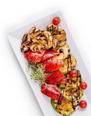 Kare tabakta canlı ızgara sebzeler. Mutfak kavramları için mükemmel.