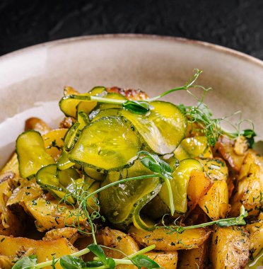 Taze otlarla süslenmiş mevsimlik sebzeler. Sağlıklı menüler için mükemmel.