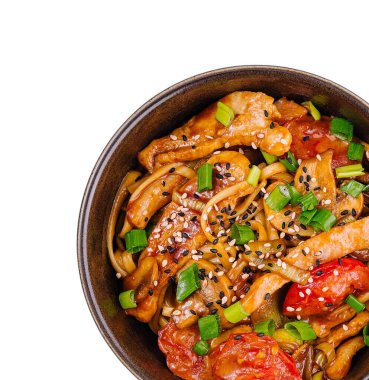 Lezzetli tavuk kızartması renkli sebzelerle süslenmiş, susam tohumlarıyla süslenmiş.