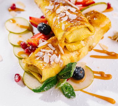 Meyve soslu ve karamel aromalı sanatsal kaplama krepler.